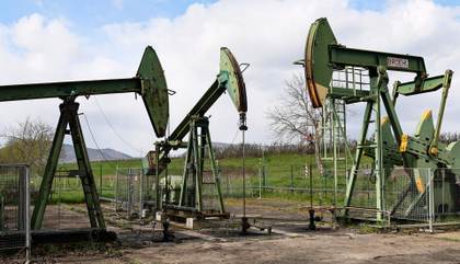 El barril de brent baja un 0,75 %, a 95,20 dólares, y acumula una caída semanal cercana al 14 %, la mayor en los últimos nueve meses