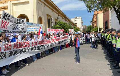 Médicos paraguayos vuelven a manifestarse en las calles para exigir ajustes salariales
