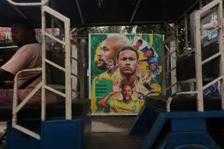 Las caras de Messi, Neymar y Ronaldo decoran las calles de Calcuta por el Mundial