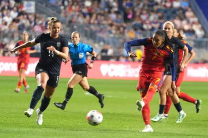 Salma Paralluelo: "En este segundo partido hemos tenido más el balón"