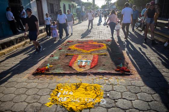Alfombras pasionarias se toman el barrio indígena de Sitiaba, en el oeste de Nicaragua