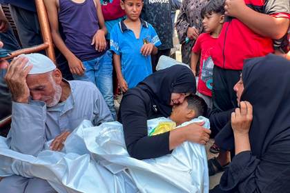 Israel mata a 3 miembros de una familia, incluida una niña de 6 años, en el centro de Gaza