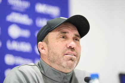 La plantilla del Alavés hace ‘pasillo’ a Coudet en forma de despedida