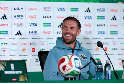 Jordan Henderson sufre una aparatosa caída durante celebración con hinchas ingleses