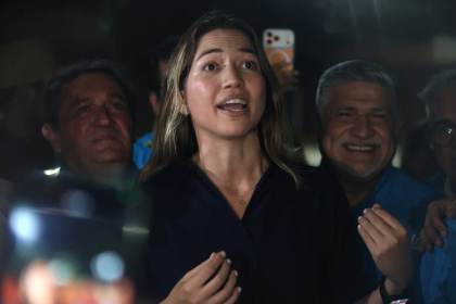 Regresa a Venezuela la jefa de comunicaciones de la líder opositora María Corina Machado