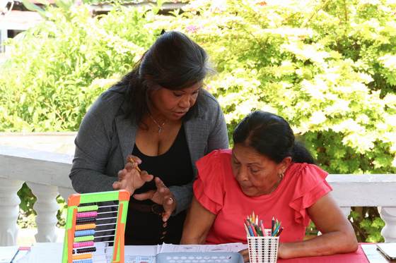 "Mi motor es llegar a sexto grado": cuando la alegría de estudiar llega en la tercera edad