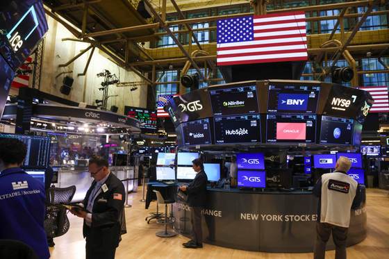 Wall Street abre en rojo y el petróleo sube por la tensión negociadora en Oriente Medio