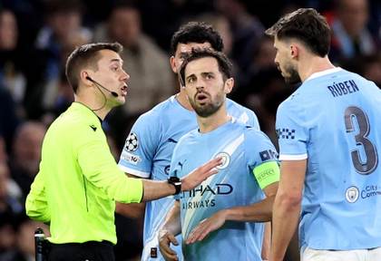 Guardiola pone en suspenso la marcha de Bernardo Silva: "A mí no me ha dicho nada"