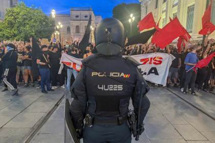 Cargas policiales durante una concentración antifascista en Sevilla