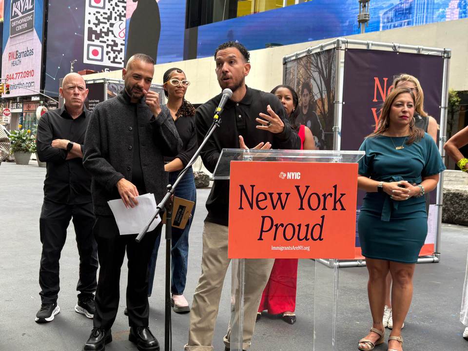Exposición en Times Square reivindica contribuciones de inmigrantes ante ataques de Trump