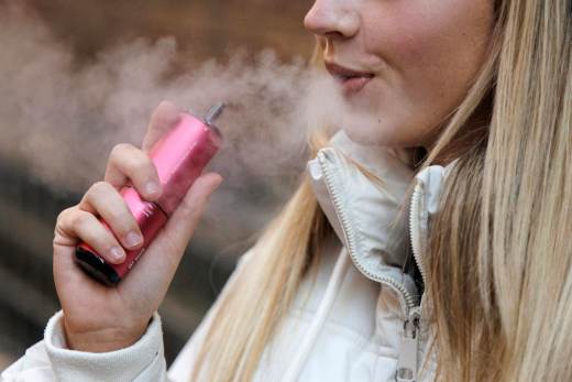 Tres macroestudios muestran que el consumo de tabaco y ´vapers´ comienza cada vez más pronto