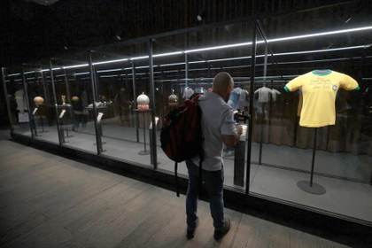 Museo mexicano Jumex estrena colección de objetos de Pelé y Messi a dos días del Mundial