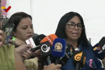 Gobierno venezolano ve un "show" en el retorno de Machado, pese a su apertura a dialogar