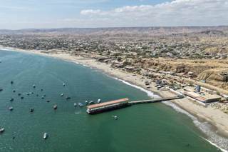 Inicia la temporada de avistamiento de ballenas jorobadas en las playas del norte de Perú