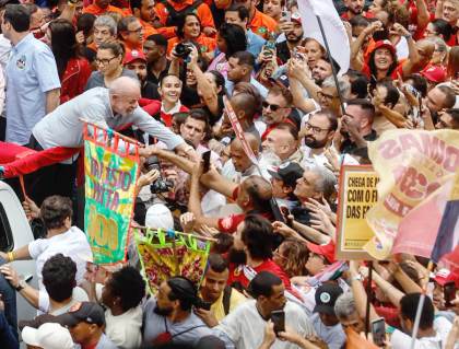 Lula pide "matar la desgracia" y vencer a Flávio Bolsonaro en primera vuelta este domingo