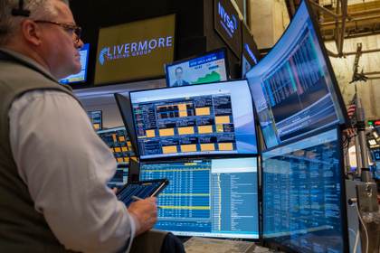 Wall Street abre en rojo tras subida del petróleo por pesimismo ante el final de la guerra