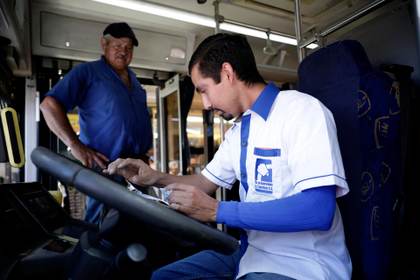 Migrantes salvadoreños ayudan a enfrentar la escasez de conductores de buses en Costa Rica