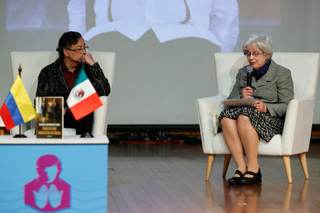 Petro advierte que "el poder es una droga" en presentación de libro de Sheinbaum en Bogotá