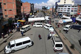Bloqueos por combustibles y tierras abren semana de protestas sindicales en Bolivia