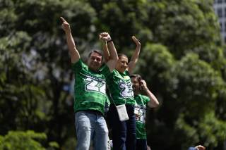 Bolsonaro promete en un mitin "refregarle" a Lula sus posibles delitos en debate electoral