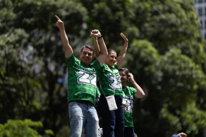 Bolsonaro promete en un mitin "refregarle" a Lula sus posibles delitos en debate electoral