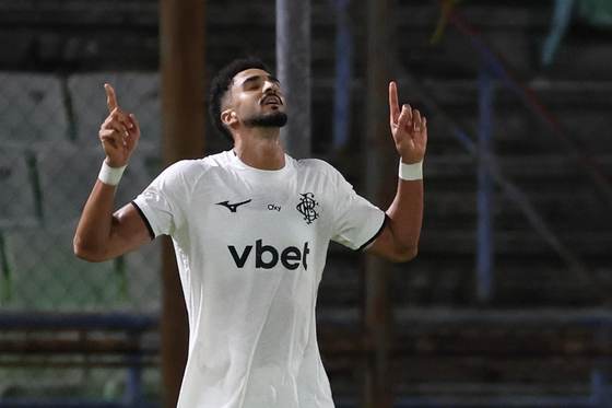 1-3. Botafogo salva el invicto en Caracas