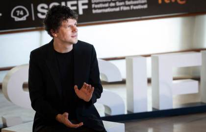 Gran acogida en San Sebastián para 'El debut', de Eisenberg, que elevan a Moore y Giamatti
