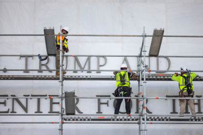 El Centro Kennedy retira el nombre de Trump de la fachada de su edificio en Washington