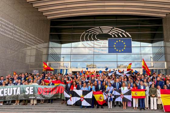 Unas 200 personas se concentran frente al Parlamento Europeo en Bruselas en apoyo a Ceuta