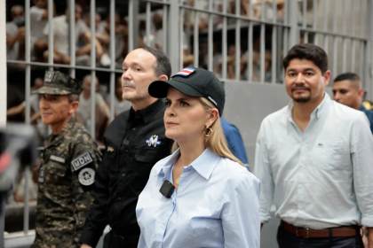 Presidenta de Costa Rica visita la cárcel símbolo de la lucha antipandillas en El Salvador