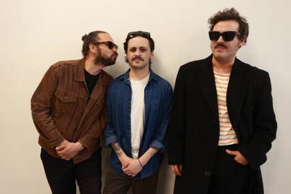 La banda mexicana Enjambre aborda la “crisis de salud mental” con el álbum ‘Daños Luz’