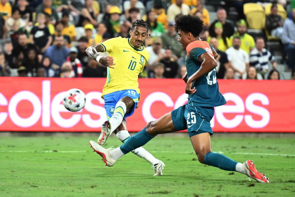Raphinha, liberado por Brasil por una lesión leve, regresa a Barcelona