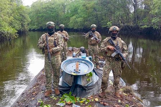 Capturan en Ecuador un 'narcosemisumergible' en la zona costera fronteriza con Colombia