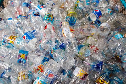 Descubren los obstáculos que dificultan el reciclaje completo de las botellas de plástico