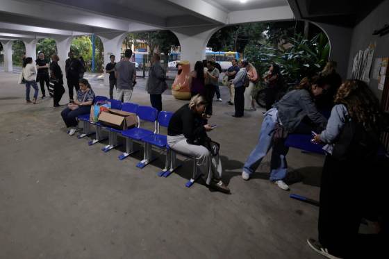Confusión en las elecciones brasileñas: se prorroga la votación y se pausa el recuento