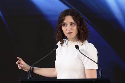 Ayuso advierte de que en México y en España está muriendo la democracia