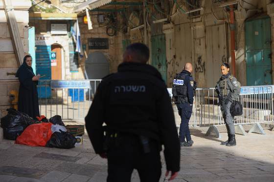Patriarca latino de Jerusalén celebra el Domingo de Pascua a puerta cerrada en el Sepulcro