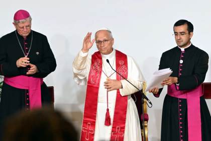 El papa "maravillado" por todos los que descubren la fe en Francia