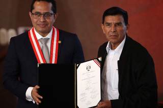 El ultraderechista López Aliaga cumple con no recoger credencial para ser senador en Perú
