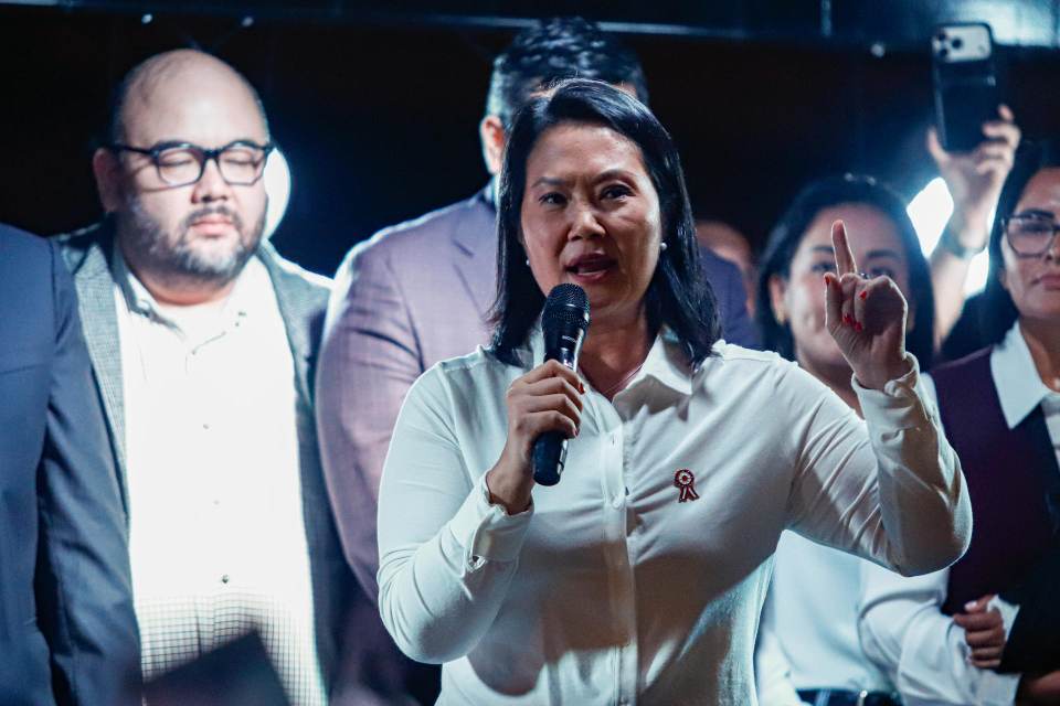 Fujimori saluda al candidato Roberto Sánchez, que aún no la reconoce como mandataria