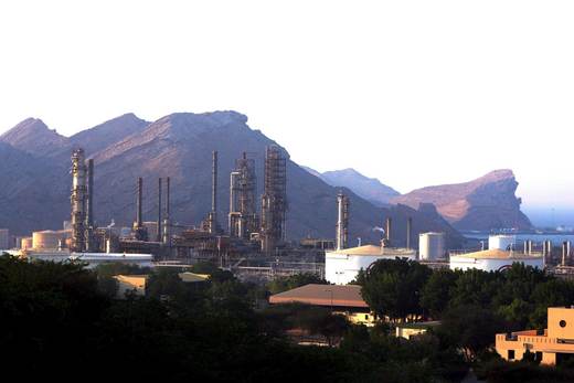 La OPEP+ aprueba un aumento de la oferta de crudo en mayo pese a la guerra