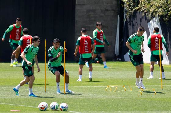 México cumple su penúltimo entrenamiento antes de viajar para enfrentar a Australia