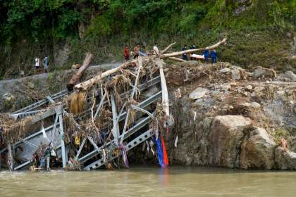 Nepal y China cifran en mil los muertos en la riada mientras buscan miles de desaparecidos