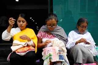 Mujeres indígenas y afromexicanas defienden sus saberes ante racismo: "Cuidar es resistir"