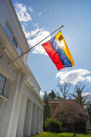 Venezuela anuncia haber retomado sus sedes diplomáticas en EE.UU.