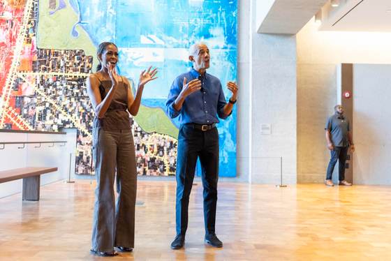 Barack y Michelle Obama reciben a primeros visitantes de su Centro Presidencial en Chicago