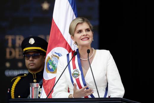 Evacuan a la presidenta de Costa Rica de una gira de campo tras escucharse una explosión
