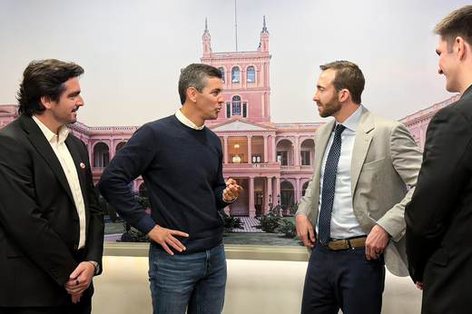 El presidente paraguayo recibe a magnates tecnológicos Peter Thiel y Cully Cavness