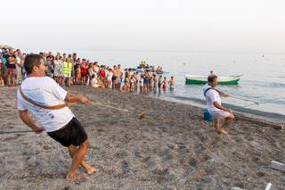 Almuñécar (Granada) revive su pasado marinero con el tiro del copo