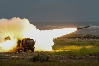 Taiwán dispara por primera vez su sistema lanzacohetes HIMARS frente a aguas del Estrecho